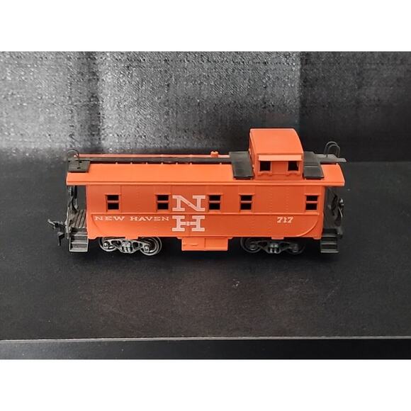 HO SCALE NEW HAVEN 717 CABOOSE Vintage Athearn Trains Nice Condition - Picture 1 of 5